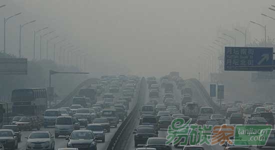北京發布空氣重污染紅色預警明晚8時起車輛單雙號限行