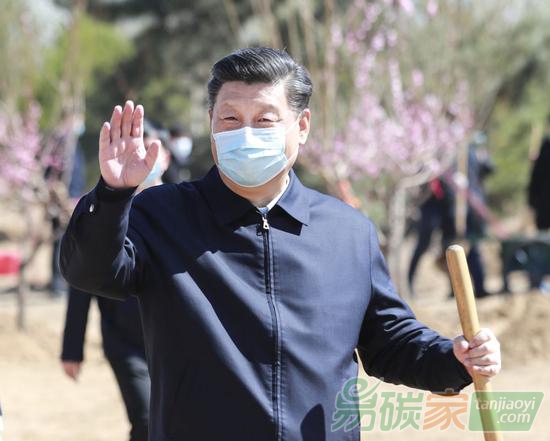 2020年4月3日，黨和國家領(lǐng)導(dǎo)人習(xí)近平、李克強、栗戰(zhàn)書、汪洋、王滬寧、趙樂際、韓正、王岐山等來到北京市大興區(qū)舊宮鎮(zhèn)參加首都義務(wù)植樹活動。這是習(xí)近平拿起鐵鍬走向植樹地點，向正在植樹的干部群眾揮手致意。新華社記者龐興雷攝