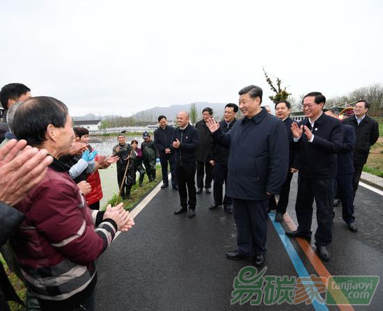 2020年3月30日，中共中央總書記、國家主席、中央軍委主席習(xí)近平在浙江省安吉縣天荒坪鎮(zhèn)余村考察，同村民們親切交談，了解該村多年來踐行“綠水青山就是金山銀山”理念、推動綠色發(fā)展發(fā)生的巨大變化。新華社記者申宏攝
